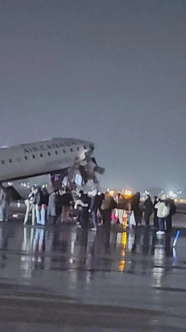 Uçak İtfaiye Aracına Çarptı! Yaralılar Var